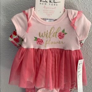 Nicole Miller 4 Piece Creeper Set 💕🌺